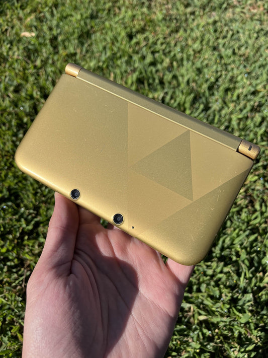 Nintendo 3DS XL Zelda A Link Between Worlds Special Edition W/ Charger and Zelda Carrying Pouch